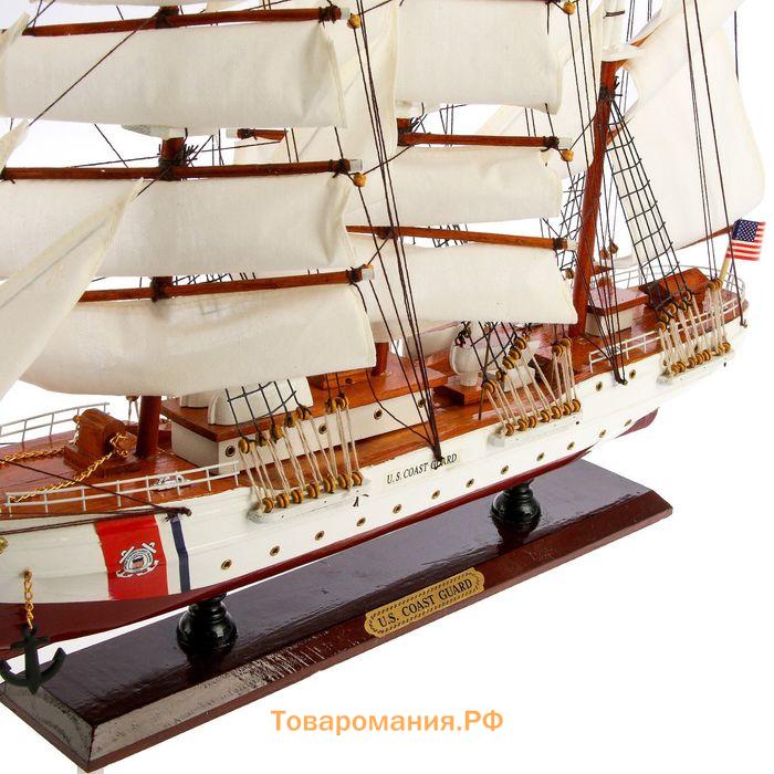 Сувенирная модель корабля «Проводник», 3 мачты, белый борт, чёрная подставка, белые паруса