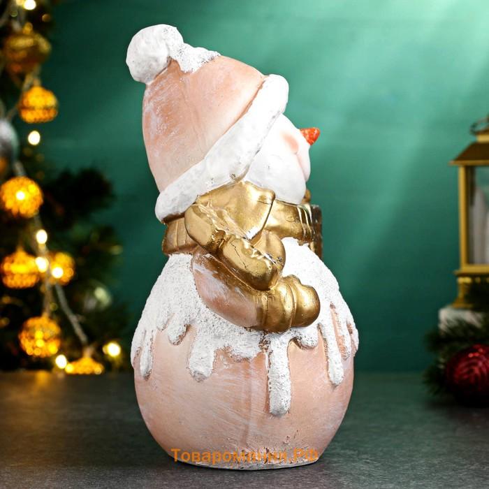 Фигурка полистоун «Снеговик с подарком», 14.5×22 см